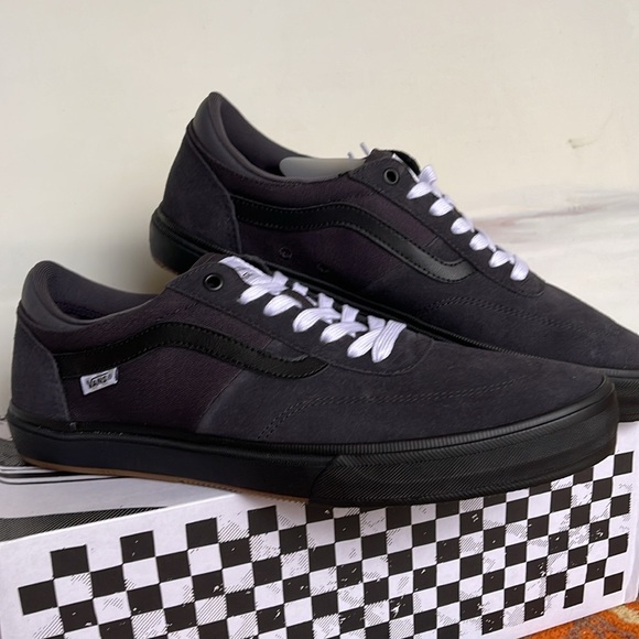 Vans Men’s Gilbert Crockett Dark Navy
VN0ASIFDNV
Sneakers - Picture 12 of 16